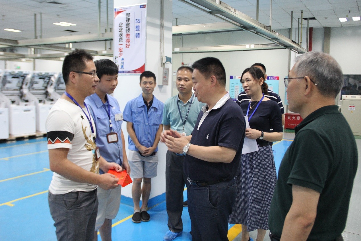 長(zhǎng)沙市總工會(huì)黨組書記鄭耀頻一行走訪慰問(wèn)長(zhǎng)城金融洪水受災(zāi)職工