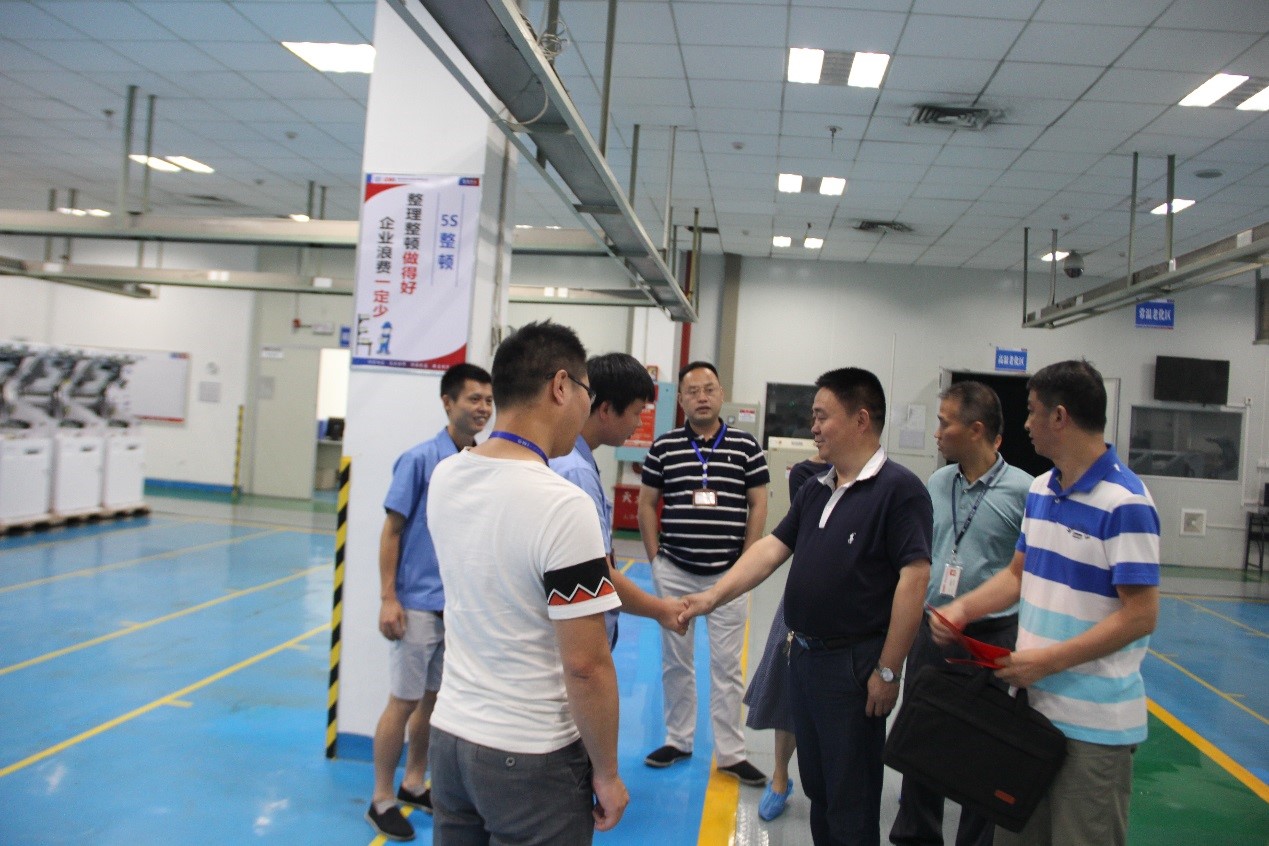 長(zhǎng)沙市總工會(huì)黨組書記鄭耀頻一行走訪慰問(wèn)長(zhǎng)城金融洪水受災(zāi)職工
